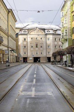 Innsbruck, Avusturya - 26 Şubat 2023: Volkshochschule Tirol Cephesi (Halk Lisesi)