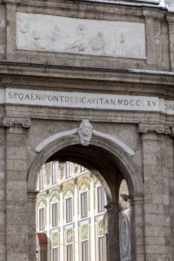 Innsbruck, Avusturya - 26 Şubat 2023: Maria Theresa Caddesi 'ndeki Zafer Kemeri (Zafer Kemeri). 1765 'te Arşidük Leopold ve Maria Luisa' nın düğününü kutlamak için inşa edildi.