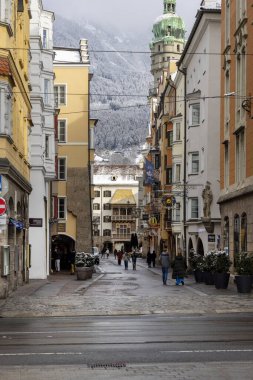 Innsbruck, Avusturya - 26 Şubat 2023: Herzog-Friedrich caddesindeki Maria Theresa Caddesi 'nden Altın Çatı (Goldenes Dachl) sokağın sonunda