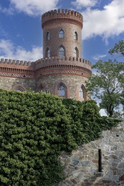 Kamieniec Zabkowicki, Polonya - 2 Ekim 2021: Kamieniec Zabkowicki Sarayı, Aşağı Silezya Voyvoda bir köyde yer alan 19. yüzyıl sarayı. Binayı çevreleyen duvarın parçası.