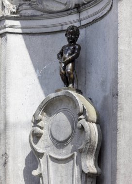 Brüksel, Belçika - 17 Mayıs 2023: Manneken Pi, havuza işeyen çıplak bir çocuğun bronz heykelciği. Brüksel 'in ünlü sembolüdür.