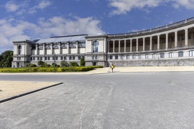 Brüksel, Belçika - 16 Mayıs 2023: Cinquantenaire Arcade in Parc du Cinquantenaire (Jubelpark). Orta sütun, Cinquantenaire Kemeri olarak bilinen muazzam bir üçlü zafer kemeridir. 