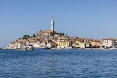 Rovinj, Hırvatistan, Istria - 29 Eylül 2023: Adriyatik Denizi üzerindeki Rovinj limanından Eski Şehir ve Aziz Euphemia Kilisesi ile yarımadaya kadar güzel manzara