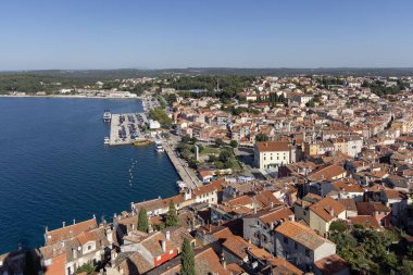 Rovinj; Hırvatistan; Istria - 29 Eylül 2023: Adriyatik Denizi kıyısındaki Saint Euphemia Kilisesi 'nin çan kulesinden hava manzarası. Tipik kırmızı seramik çatı fayansı.
