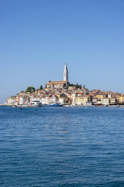 Rovinj, Hırvatistan, Istria - 29 Eylül 2023: Adriyatik Denizi üzerindeki Rovinj limanından Eski Şehir ve Aziz Euphemia Kilisesi ile yarımadaya kadar güzel manzara