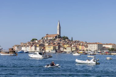 Rovinj, Hırvatistan, Istria - 29 Eylül 2023: Adriyatik Denizi üzerindeki Rovinj limanından Eski Şehir ve Aziz Euphemia Kilisesi ile yarımadaya kadar güzel manzara