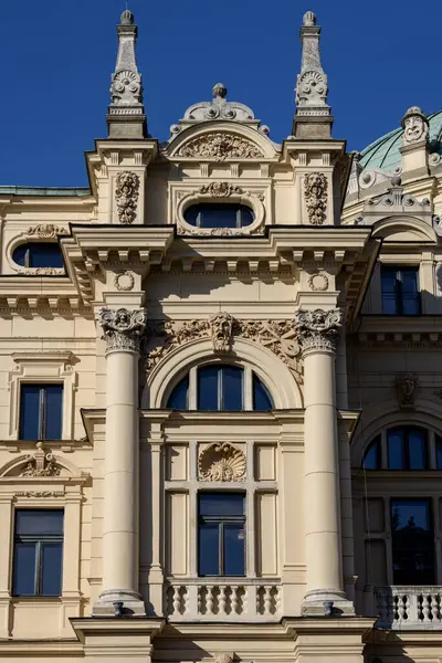 Krakow, Polonya - 6 Eylül 2023: Juliusz Slowacki Tiyatrosu 'nun dekoratif cephesi. Eski Şehir 'de 19. yüzyıldan kalma bir eklektik tiyatro ve opera binası.