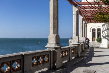 Trieste, İtalya - 26 Eylül 2023: 19. yüzyıl seçici tarzı Miramare Castle (Castello di Miramare), doğrudan Adriyatik Denizi 'nin Trieste Körfezi' nde yer almaktadır.
