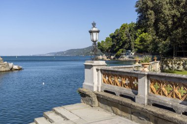 Trieste, İtalya - 26 Eylül 2023: 19. yüzyıl seçici tarzı Miramare Castle (Castello di Miramare), doğrudan Adriyatik Denizi 'nin Trieste Körfezi' nde yer almaktadır. Deniz manzarası çok güzel.