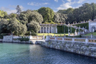 Trieste, İtalya - 26 Eylül 2023: Miramare Park 'ın bahçe mimarisi. Miramare Kalesi 'nin etrafında Adriyatik Denizi' nin Trieste Körfezi 'nde büyük bir park var.