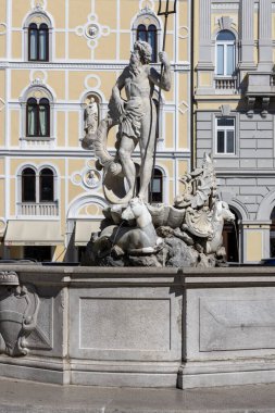 Trieste, İtalya - 26 Eylül 2023: Borsa Meydanı 'nda bulunan Neptün Çeşmesi (Piazza della Borsa)