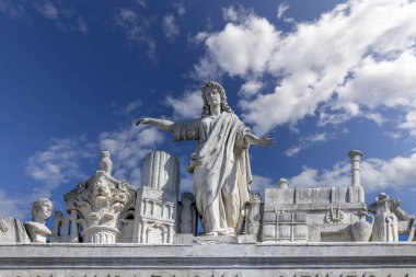 Trieste, İtalya - 26 Eylül 2023: İtalya Meydanı 'ndaki Stratto Sarayı' nın tepesindeki heykeller