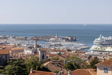 Trieste, İtalya - 26 Eylül 2023 San Giusto Tepesi 'nden deniz kıyısı, liman gemileri
