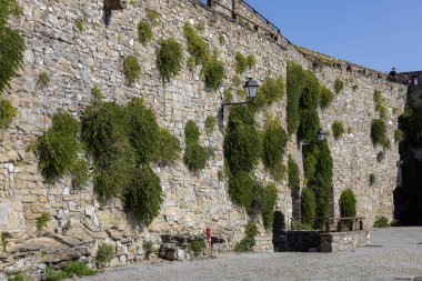 Trieste, İtalya - 26 Eylül 2023: San Giusto Ortaçağ Kalesi Savunma Duvarı, San Giusto Tepesi 'ndeki kale.