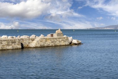 Trieste, İtalya - 26 Eylül 2023: Miramare Kalesi 'nin önündeki Adriyatik Denizi' ndeki iskeledeki Miramare Sfenks Heykeli. Terastan resim gibi görünüm