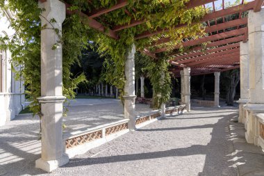 Trieste, İtalya - 26 Eylül 2023: 19. yüzyıl seçici tarzı Miramare Castle (Castello di Miramare), doğrudan Adriyatik Denizi 'nin Trieste Körfezi' nde yer almaktadır.