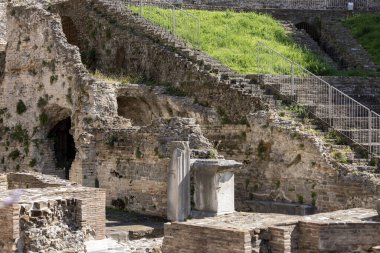 Trieste, İtalya - 26 Eylül 2023: Trieste Roma Tiyatrosu kalıntıları (Teatro Romano di Trieste) San Giusto Tepesi eteklerinde yer almaktadır.