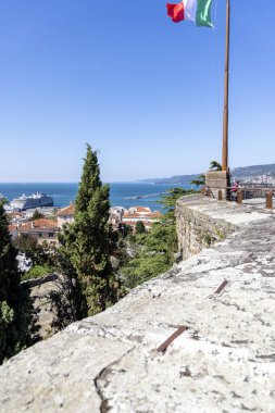Trieste, İtalya - 26 Eylül 2023: San Giusto Ortaçağ Kalesi Savunma Duvarı, San Giusto Tepesi 'ndeki kale.