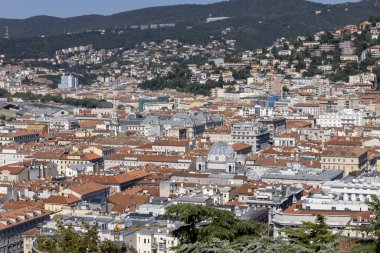 Trieste, İtalya - 26 Eylül 2023: San Giusto Tepesi 'nden havadan görüş, yoğun şehir binaları. Resimli şehir manzarası