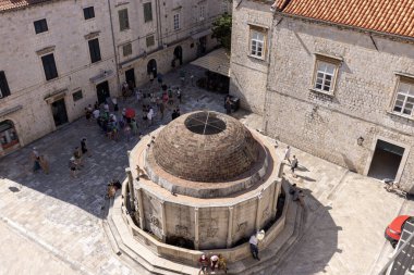 Dubrovnik, Hırvatistan - 27 Haziran 2023: Su tedarik sisteminin bir parçası olarak inşa edilen Pilska Kapısı yakınlarındaki Onofria Kuyusu. Su taştan heykelciklerden akıyor..