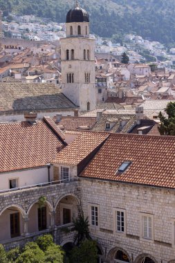 Dubrovnik, Hırvatistan - 27 Haziran 2023: St. Francis Ortaçağ Kilisesi ve şehir girişindeki Pile Gate 'in yakınlarındaki Stradun ana caddesinde bulunan çan kulesi
