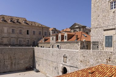 Dubrovnik, Hırvatistan - 27 Haziran 2023: Ponte Gate (Vrata od Ponte) Adriyatik Denizi 'ndeki ortaçağ kentini çevreleyen şehir surları. Tarihi merkezi olan Eski Şehir Dalmaçya 'nın incisi olarak bilinir.