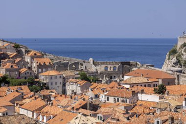Dubrovnik, Hırvatistan - 27 Haziran 2023: Adriyatik Denizi kıyısındaki ortaçağ Kent Duvarları 'ndan Eski Şehir (Stari Grad) havadan görünüşü. Fort Lovrijenac 'ta.