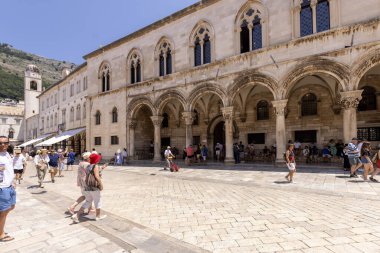 Dubrovnik, Hırvatistan - 27 Haziran 2023: Luza Meydanı 'nda bulunan Ortaçağ Rektörü Sarayı. Şehir duvarlarıyla çevrili eski şehirde önemli bir yerdir.
