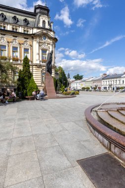 Nowy Sacz, Polonya - 30 Ağustos 2022: Market Meydanı 'ndaki belediye binasının görüntüsü. Neo-rönesans ve neo-barok tarzında eklektik bir yapıdır. Papa 2. John Paul 'un heykeli