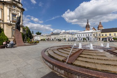 Nowy Sacz, Polonya - 30 Ağustos 2022: Market Meydanı 'ndaki belediye binasının görüntüsü. Neo-rönesans ve neo-barok tarzında eklektik bir yapıdır. Papa 2. John Paul 'un heykeli