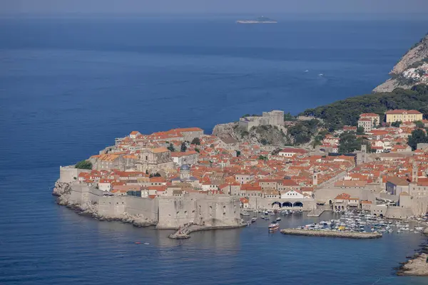 Dubrovnik, Hırvatistan - 27 Haziran 2023: Eski Şehir Havacılık Manzarası (Stari Grad), Ortaçağ Şehir Duvarları ve Adriyatik Denizi 'nden bir turizm gemisi limanı