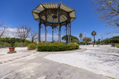 Catania, Sicilya, İtalya - 26 Nisan 2023: Bellini Garden 'daki dekoratif sera (Giardino Bellini), şehrin en eski halk bahçesi