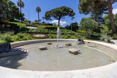 Catania, Sicilya, İtalya - 26 Nisan 2023: Bellini Garden (Giardino Bellini), şehrin en eski halk bahçesi. Çeşme ve çiçeklerden yapılmış saat