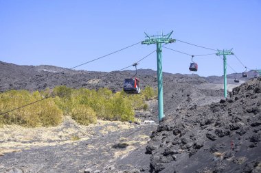 Etna Dağı, Sicilya, İtalya - 27 Nisan 2023 Funivia teleferiği, Etna Dağı 'nın yamacındaki Rifugio Sapienza' dan halat.
