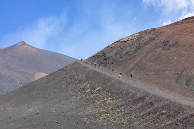 Etna Dağı, Sicilya, İtalya - 27 Nisan 2023: Etna Yanardağı 'nın yamacında Silvestri Krateri üzerinde yürüyen insanlar. Aktif stratovolcano, Avrupa 'daki en uzun ve en büyük volkanik konidir.