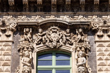 Catania, Sicilya, İtalya - 26 Nisan 2023: Şimdilerde Catania Üniversitesi olan San Nicolo l 'Arena' daki ortaçağ Benedikt Manastırı 'nın dekoratif cephesi