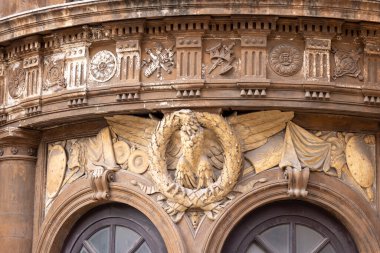 Catania, Sicilya, İtalya - 30 Nisan 2023: Piazza Vincenzo Bellini 'de bulunan Barok Tiyatrosu Massimo Bellini' nin dekoratif cephesinin ayrıntıları. Tiyatroya bu şehirde doğan bir bestecinin adı verildi.