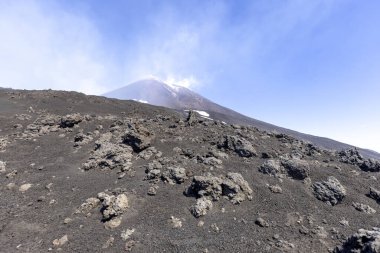 Ana kraterin dumanı tüten zirvesiyle Etna Yanardağı. Etna aktif stratovolcano, Avrupa, Sicilya, İtalya 'nın en uzun ve en büyük volkanik konisidir.