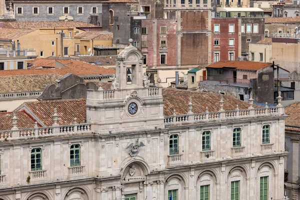 Catania, Sicilya, İtalya - 30 Nisan 2023: Üniversite meydanında (Piazza dell 'Universita) bulunan 15. yüzyıl Catania Üniversitesi cephe görüntüsü. Sicilya 'nın en eski üniversitesidir.