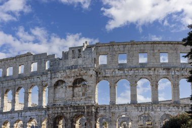 Pula, Hırvatistan, Istria - 29 Eylül 2023: Antik çağlarda kireç taşından yapılmış muazzam Roma amfitiyatrosu Pula Arena