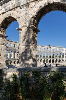 Pula, Hırvatistan, Istria - 29 Eylül 2023: Antik çağlarda kireç taşından yapılmış muazzam Roma amfitiyatrosu Pula Arena