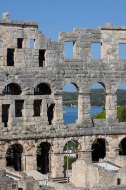 Pula, Hırvatistan, Istria - 29 Eylül 2023: Antik çağlarda kireç taşından yapılmış muazzam Roma amfitiyatrosu Pula Arena