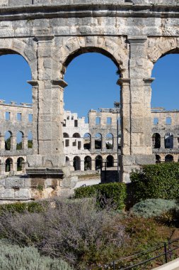 Pula, Hırvatistan, Istria - 29 Eylül 2023: Antik çağlarda kireç taşından yapılmış muazzam Roma amfitiyatrosu Pula Arena