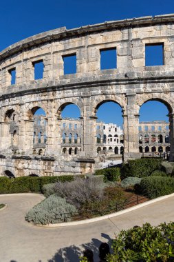 Pula, Hırvatistan, Istria - 29 Eylül 2023: Antik çağlarda kireç taşından yapılmış muazzam Roma amfitiyatrosu Pula Arena