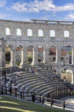 Pula, Hırvatistan, Istria - 29 Eylül 2023: Antik çağlarda kireç taşından yapılmış muazzam Roma amfitiyatrosu Pula Arena