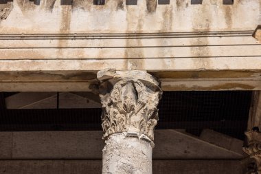 Pula, Hırvatistan, Istria - 29 Eylül 2023: Forum Meydanı 'nda bulunan Augustus Tapınağı. İlk Roma İmparatoru Augustus 'a ithaf edilmiş bir Roma tapınağı.