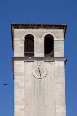 Pula, Hırvatistan, Istria - 29 Eylül 2023: Pula Katedrali 'nin saat kulesi, ortaçağ kilisesi 17. yüzyıl Venedik kalesi ile tepenin eteklerinde yer alıyor