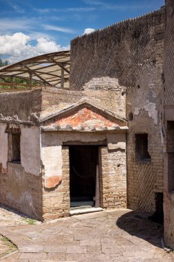 İtalya 'nın Pompeii kenti, Napoli yakınlarında MS 79' da Vesuvius volkanının patlaması sonucu yok olan antik bir şehrin kalıntıları. Pompeii, UNESCO 'nun Dünya Mirasları Listesine dahil edildi