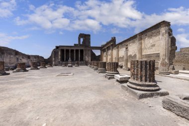 Pompeii, Napoli, İtalya - 26 Haziran 2021: Vezüv volkanı patlaması ile yıkılan antik bir şehrin kalıntıları,