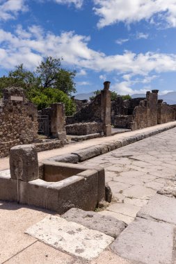 İtalya 'nın Pompeii kenti, Napoli yakınlarında MS 79' da Vesuvius volkanının patlaması sonucu yok olan antik bir şehrin kalıntıları. Pompeii, UNESCO 'nun Dünya Mirasları Listesine dahil edildi